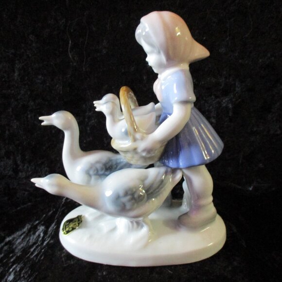 Vintage Golden Crown E & R Western Germany Girl with Ducks & Basket Figurine - Picture 2 of 8